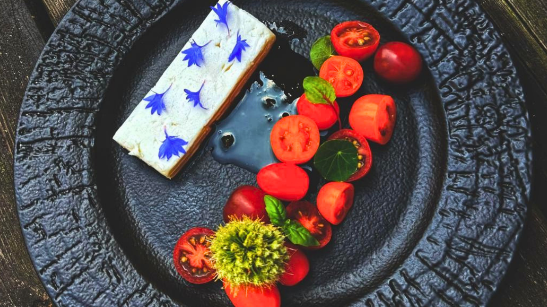 Feta Kolios dojrzewająca w beczkach z pomidorkami koktajlowymi, oliwą extra virgin i świeżymi ziołami