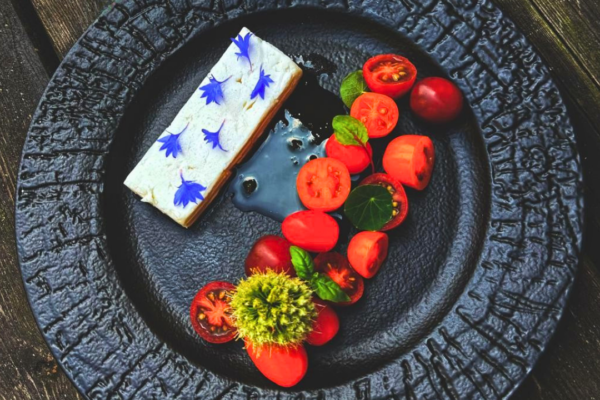 Feta Kolios dojrzewająca w beczkach z pomidorkami koktajlowymi, oliwą extra virgin i świeżymi ziołami