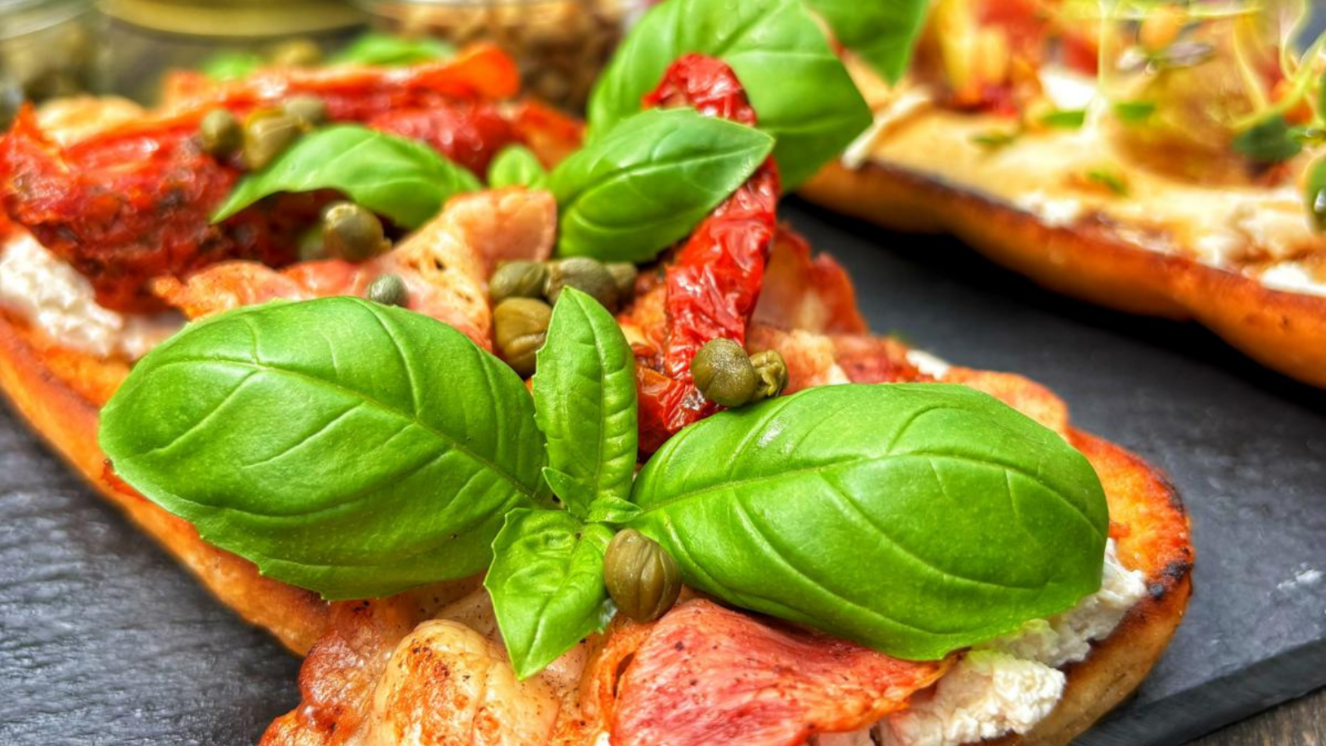 Ciabatta z kozim twarogiem Soignon z figą, grillowanym boczkiem i suszonymi pomidorami