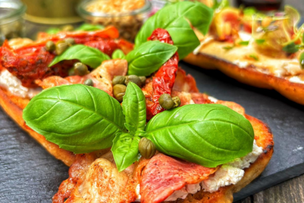 Ciabatta z kozim twarogiem Soignon z figą, grillowanym boczkiem i suszonymi pomidorami