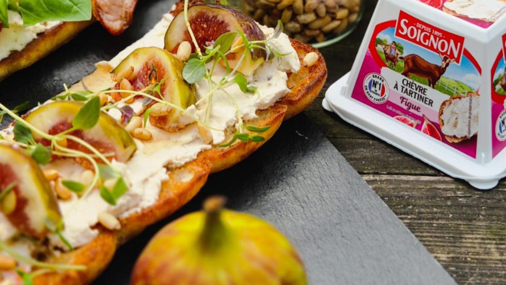 Ciabatta z kozim twarogiem Soignon z figą, świeżymi figami i syropem klonowym
