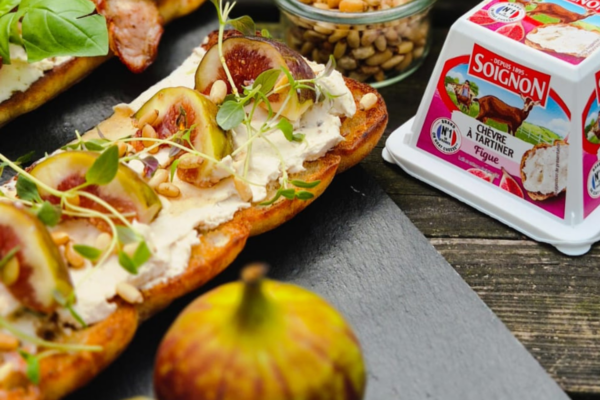 Ciabatta z kozim twarogiem Soignon z figą, świeżymi figami i syropem klonowym