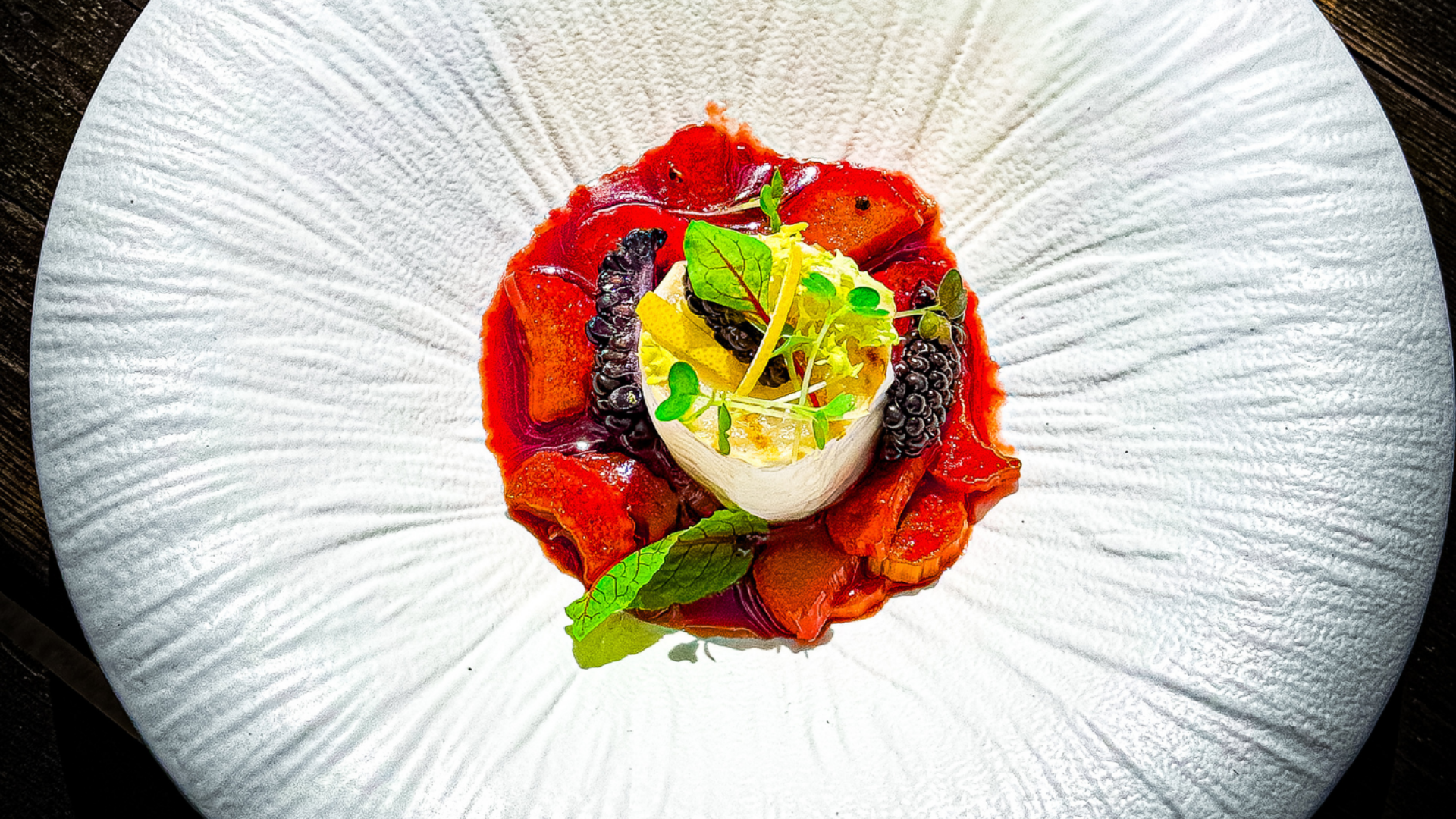 Amuse-bouche: Grillowana roladka kozia Soignon na rabarbarze z ponzu i miodem gryczanym