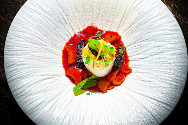 Amuse-bouche: Grillowana roladka kozia Soignon na rabarbarze z ponzu i miodem gryczanym