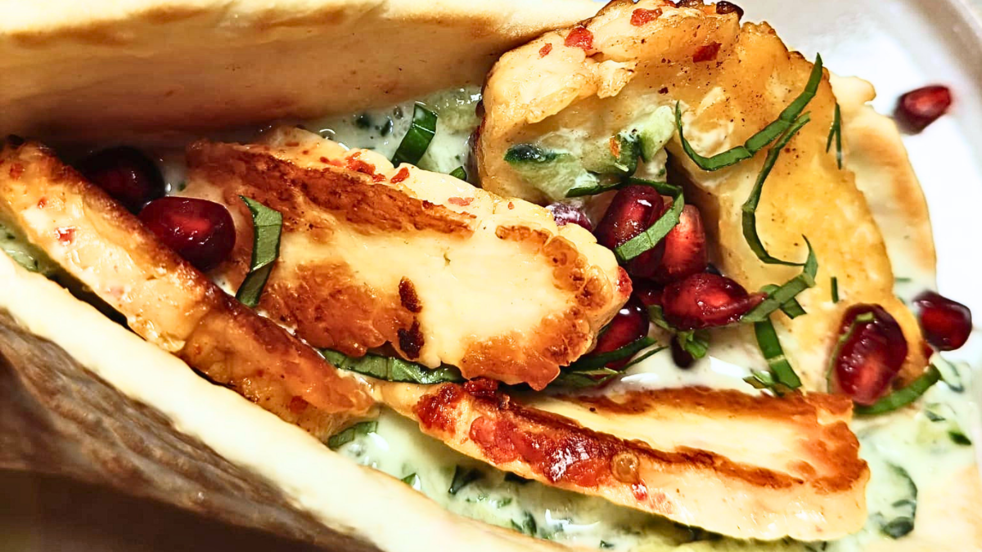 Chlebki naan z halloumi z chilli Papouis, tzatziki i granatem
