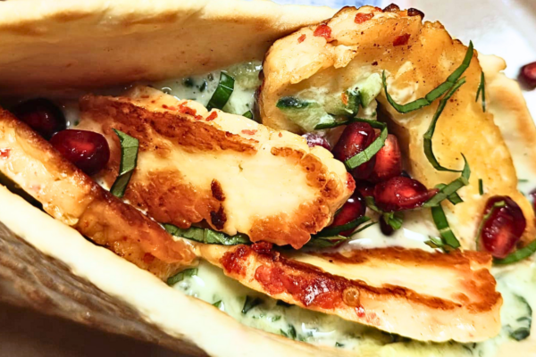 Chlebki naan z halloumi z chilli Papouis, tzatziki i granatem